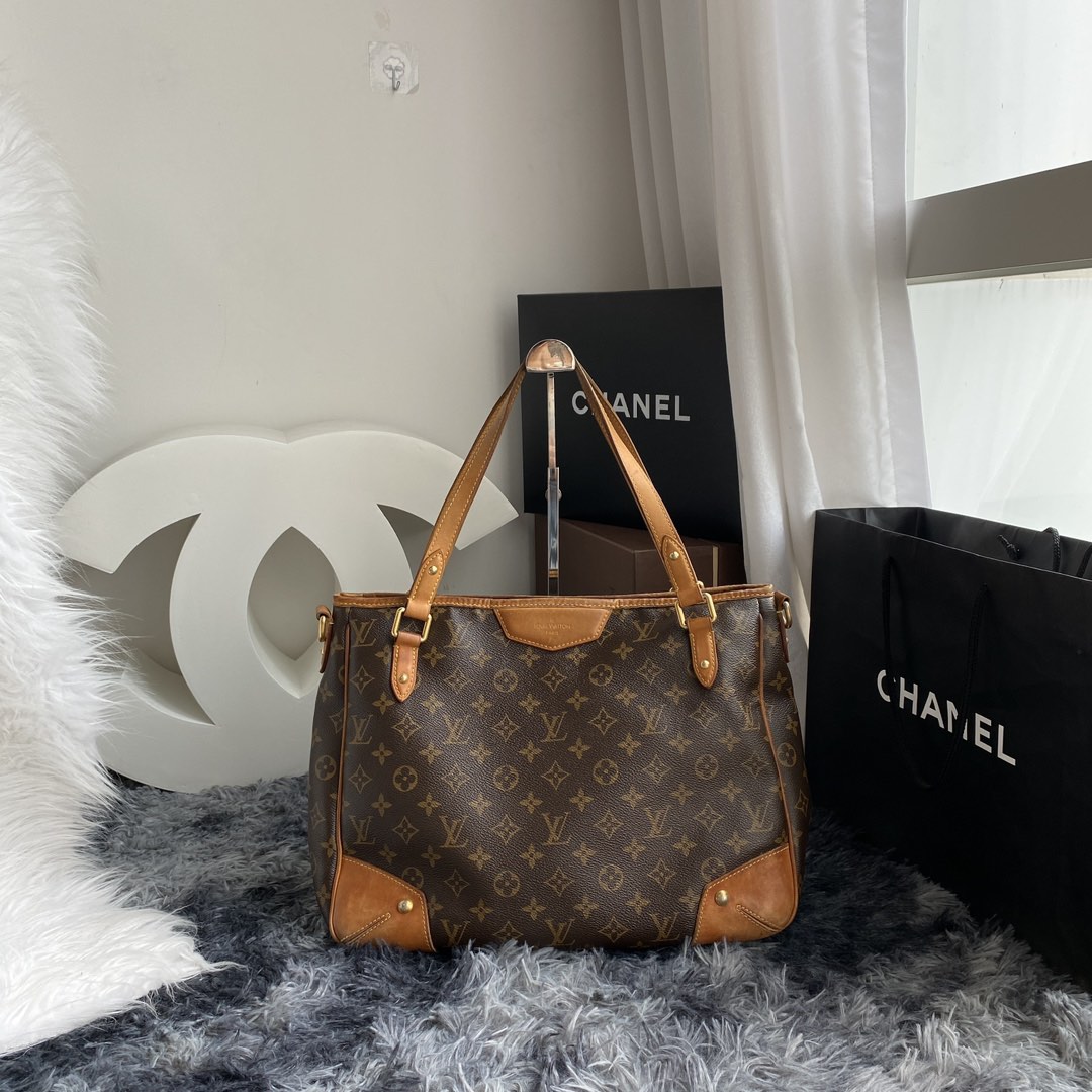 Louis Vuitton White Checkered Tote Bag, Women's Fashion, Bags & Wallets,  Tote Bags on Carousell
