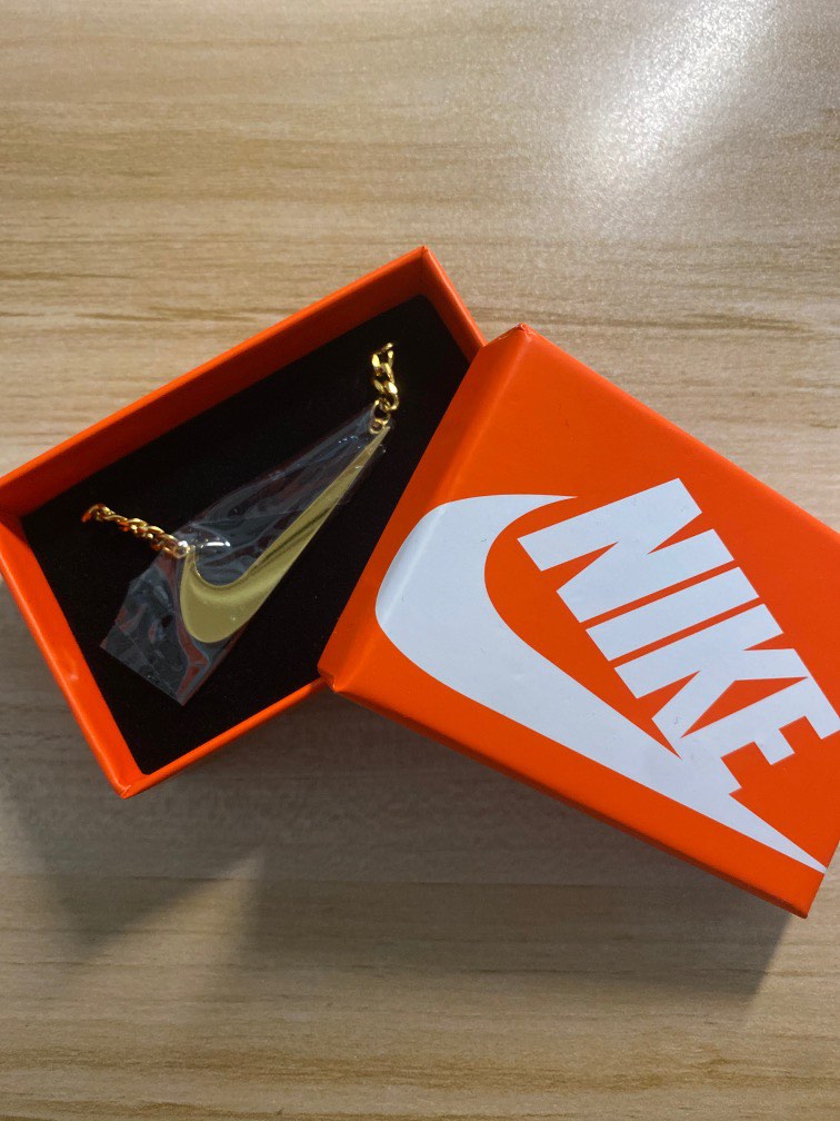 nike pixel with gold chain