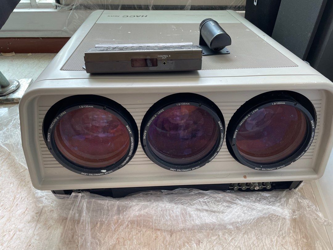 Old school 3gun projector with remote control, TV & Home Appliances