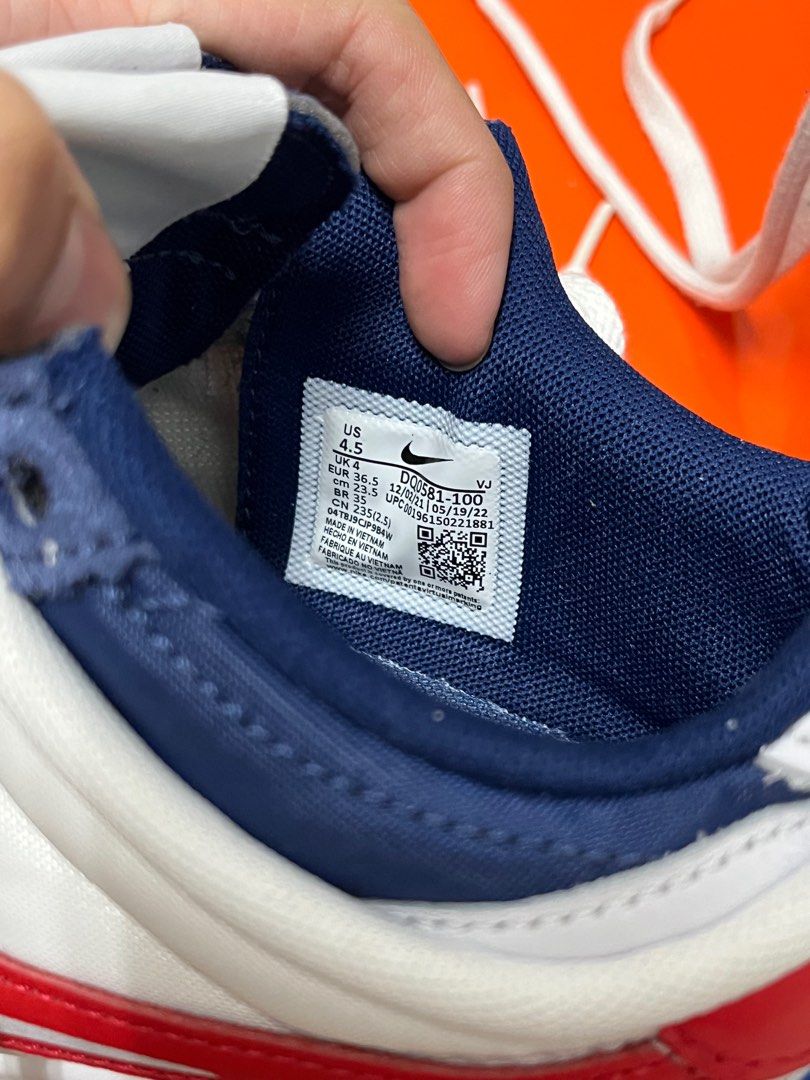 Sacai x Nike Zoom Cortez SP 阿甘鞋, 她的時尚, 鞋, 運動鞋在旋轉拍賣