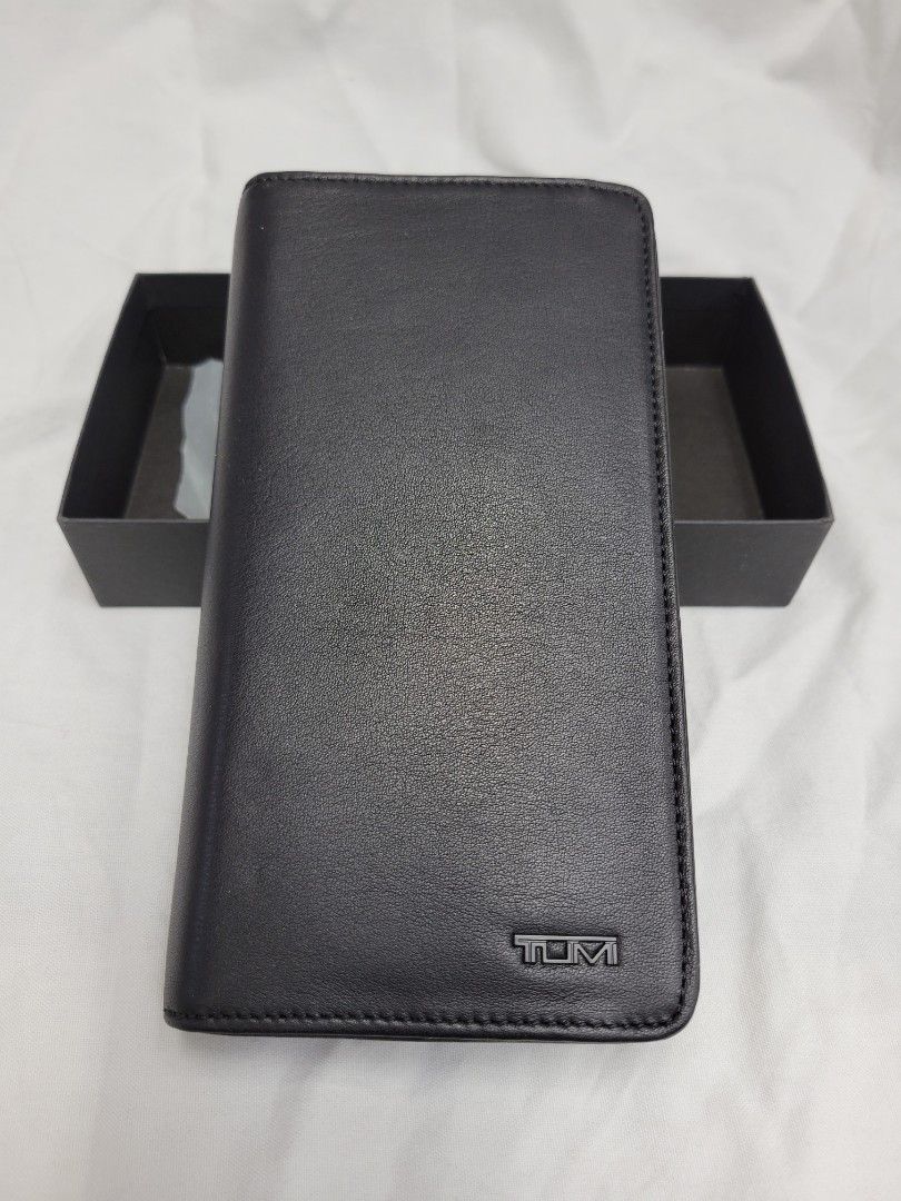 TUMI Zip around Travel Wallet, 名牌, 手袋及銀包- Carousell