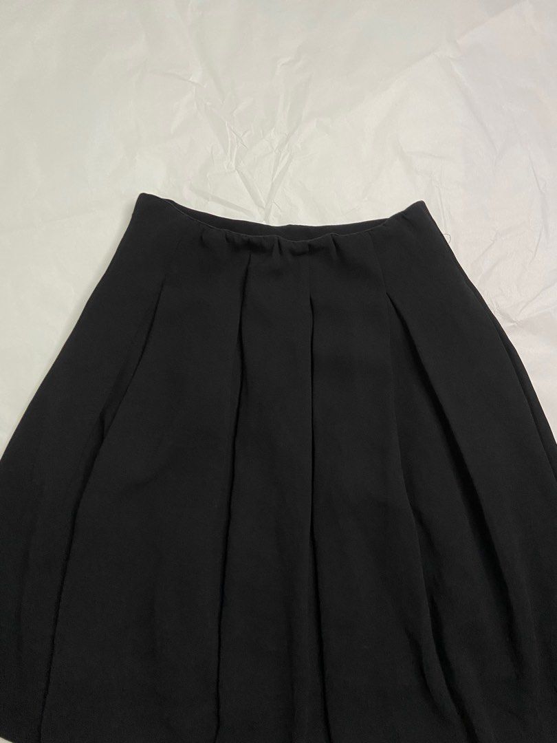 Uniqlo Pleated Midi Skirt, Women's Fashion, Bottoms, Skirts on Carousell