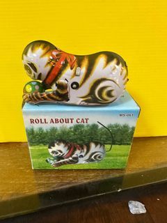 Vintage tin toy roll about cat ( winding )