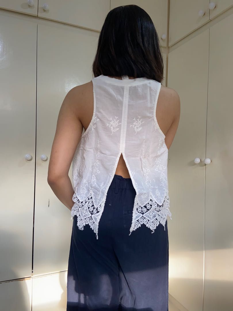 White Beach Vibes Top (Category: Sleeveless) located in Santa Rosa. Submitted by catshup (Listing ID 1251060554, Image 3). Description: 🍅 fits s-m 🍅 details are very pretty!! 🍅 message me to double check brand/s and size on tag 🥫 MOP: GCash 🥫 MOD: LBC, J&T, SDD 🥫 Loc: Sta. Rosa, Laguna (can do meetups around the area).
