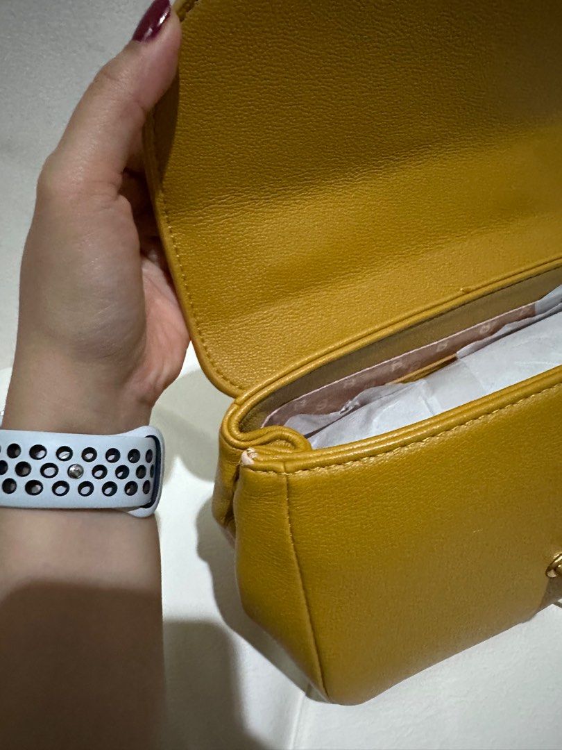 SALE UNDER TAG - new Buttonscarves bag - Alma Flap Bag Small (jual rugi),  Barang Mewah, Tas & Dompet di Carousell