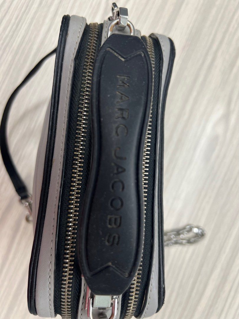Authentic Marc Jacobs The Box bag (Category: Luxury Bags & Wallets) located in Cagayan de Oro. Submitted by riggstuffs (Listing ID 1251239166, Image 3). Description: ➡️ Guaranteed authentic Marc Jacobs Box Bag With white and black tags Exterior Leather Material is in very good condition Interior area is spacious 2 zipper compartments Provided long sling Disclaimer: Riggstuffs is not associated or affiliated with the brand posted. All copyright an