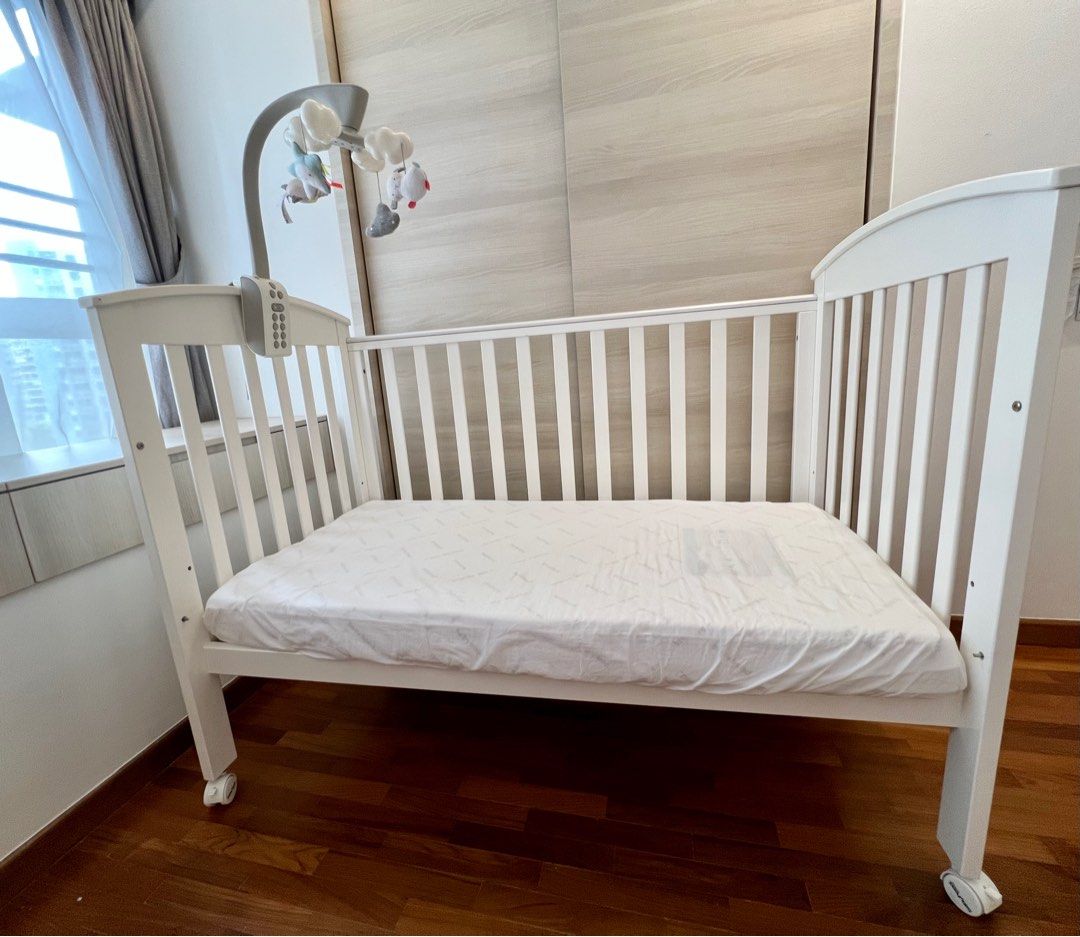 Babyhood Classic Curve Cot 4 in 1 (FREE Skip Hop Moonlight & Melodies ...