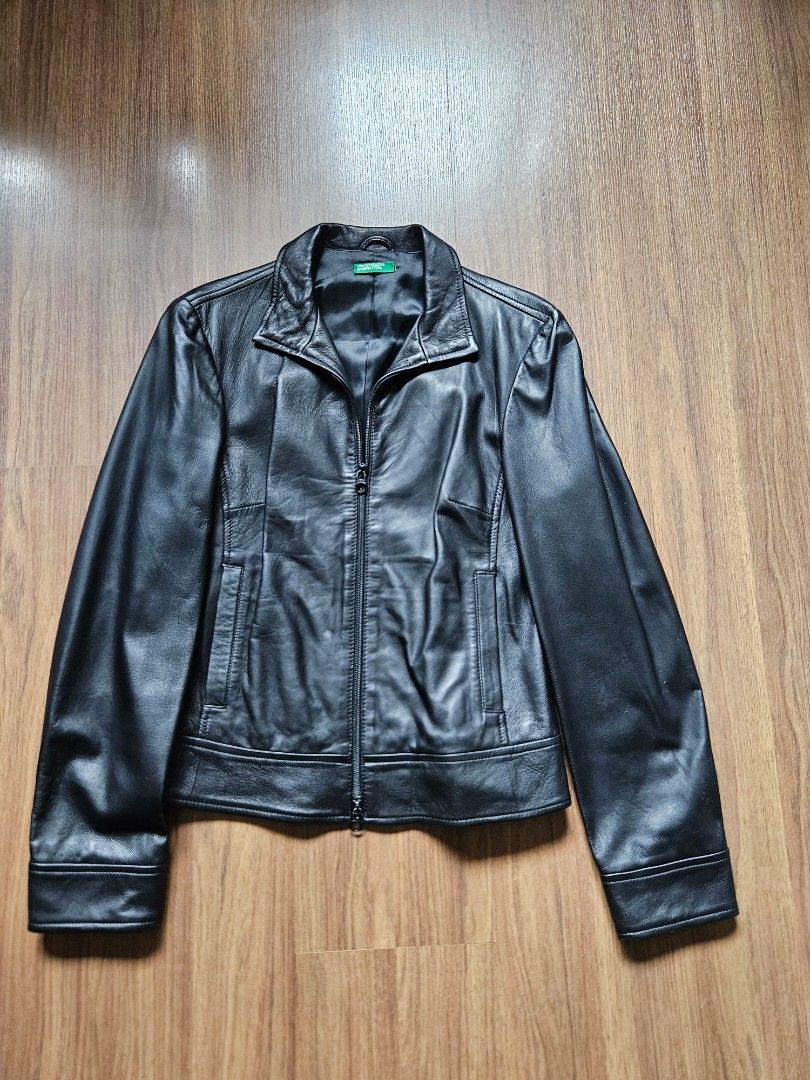 Glossy jacket with zip and hood - Cyclamen | Benetton