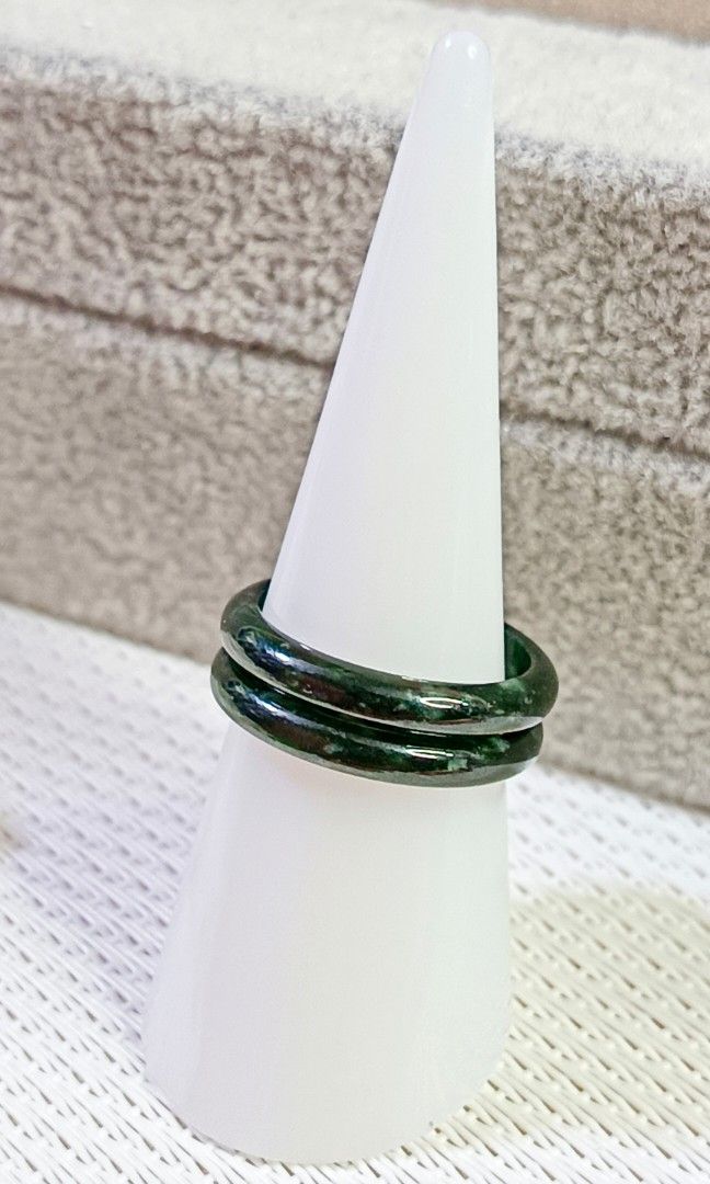 Burmese Jade/Jadeite Dark green , under UV light (green) on Carousell