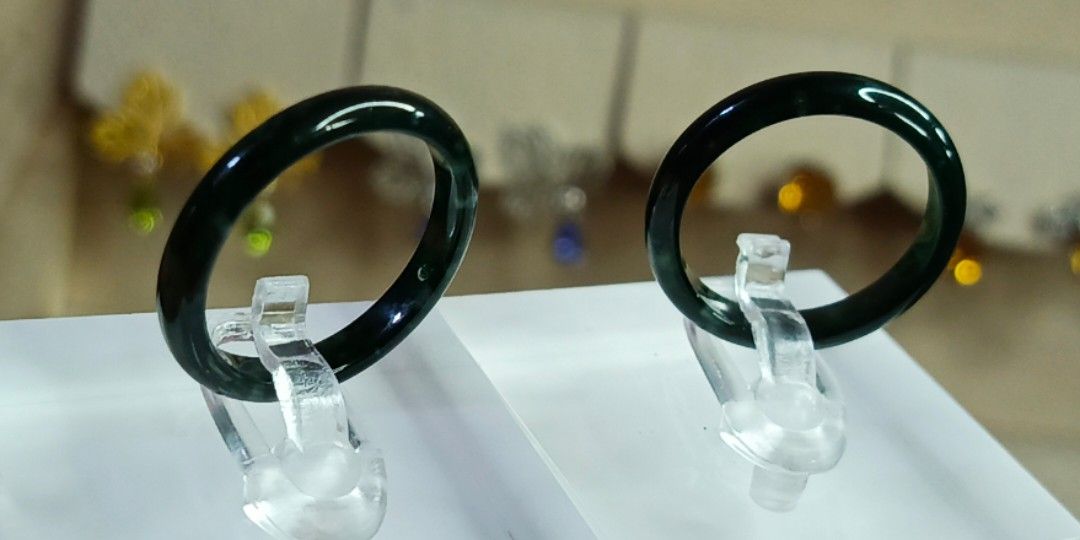 Burmese Jade/Jadeite Dark green , under UV light (green) on Carousell