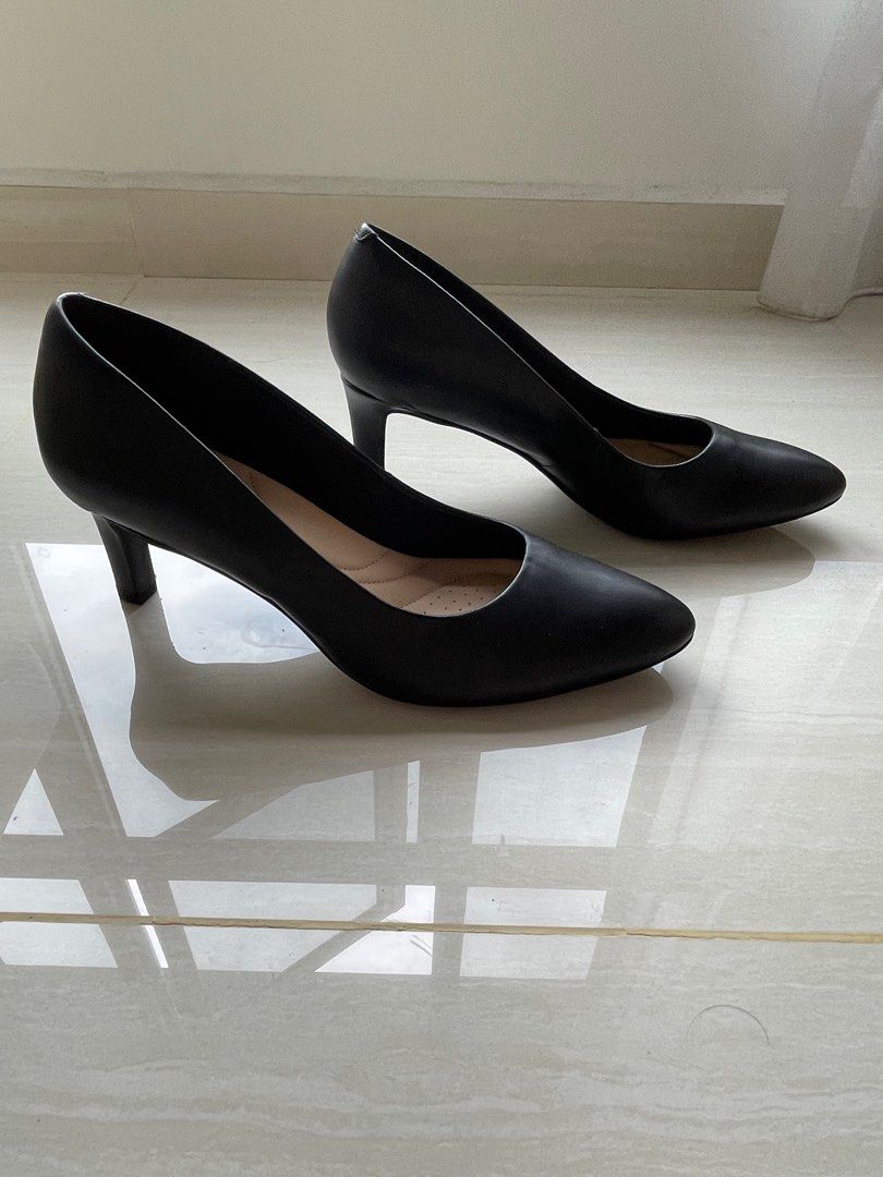 Clarks pointed discount toe pumps