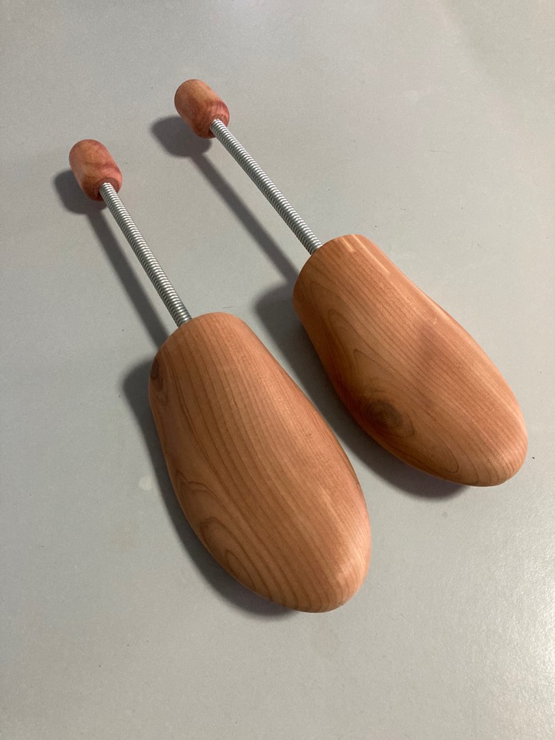 Cedar elements top shoe tree