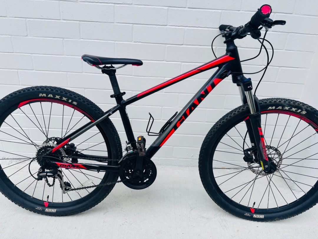Giant talon 3 mountain bike 27.5 Sports Equipment Bicycles