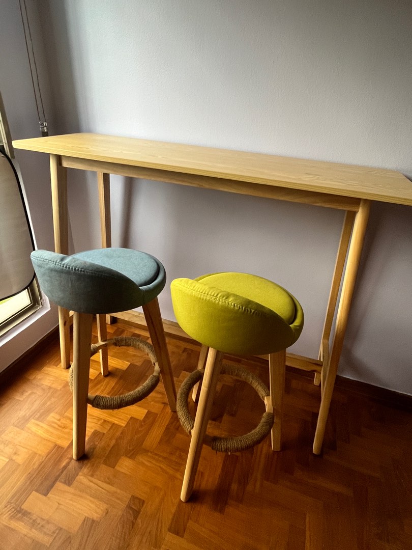 High table with 2 high chairs, Furniture & Home Living, Furniture