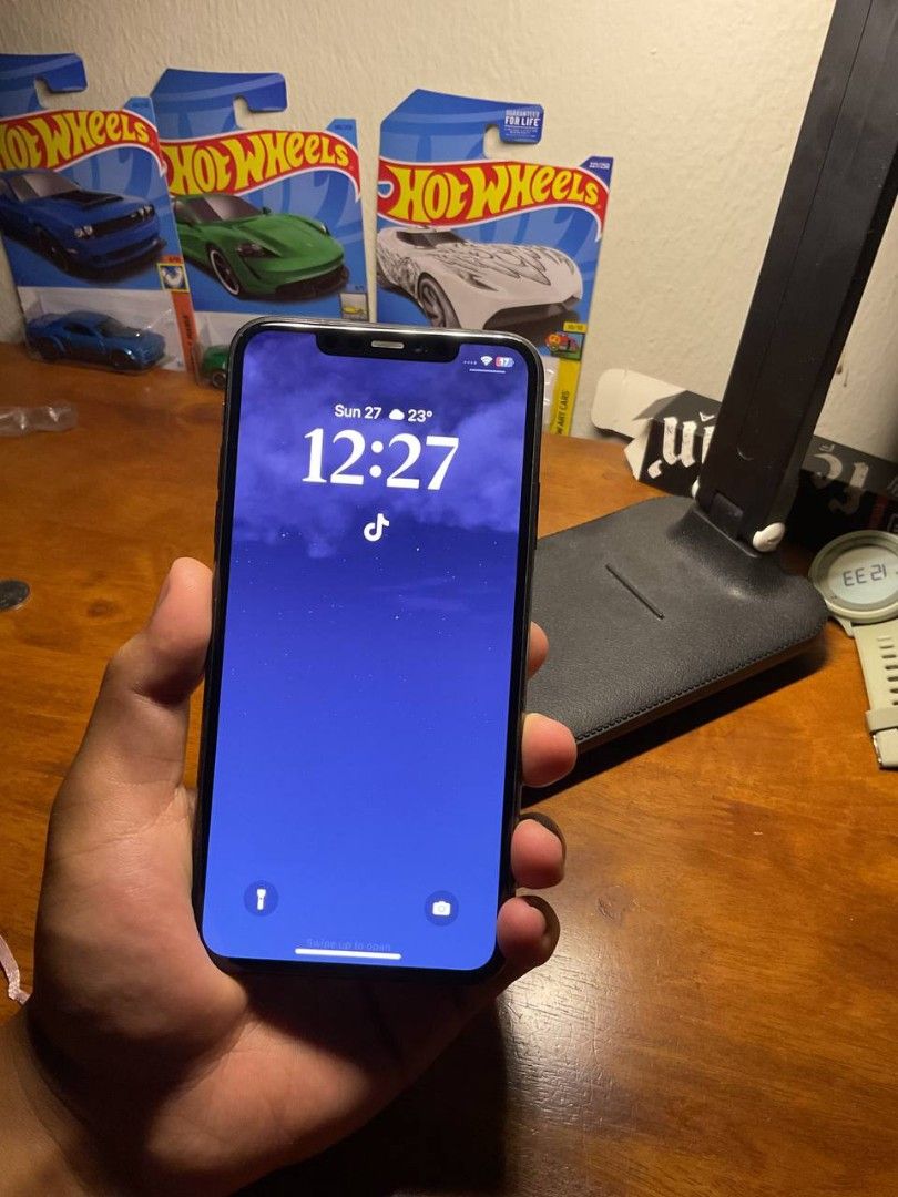 Iphone 11 hotsell 64gb with airpods