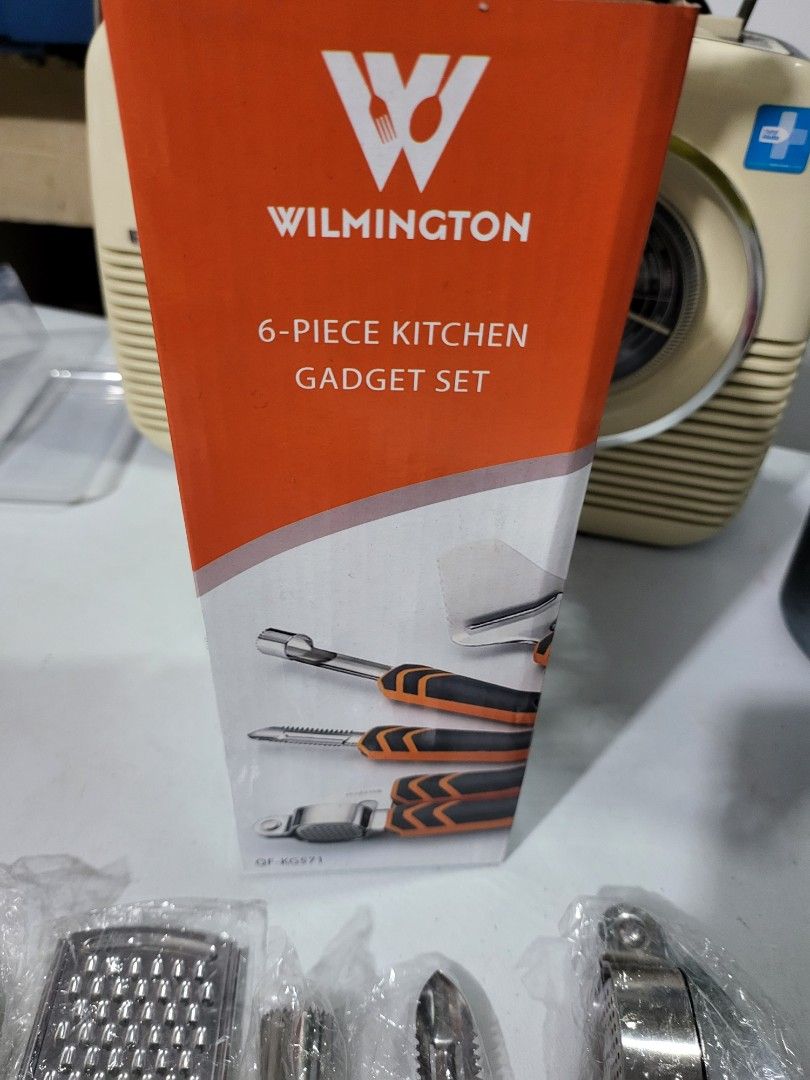 Kitchen gadget set (Category: Other Kitchenware & Tableware) located in Makati City. Submitted by thedeclutteringabuela (Listing ID 1251263638, Image 2). Description: 6 pc kitchen gadget consisting of garlic presser,peeler,cheese slicer,pizza cutter fruit coret and grater..