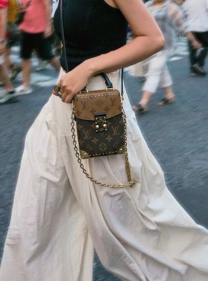 LV camera box bag, 女裝, 手袋及銀包, 單肩包- Carousell