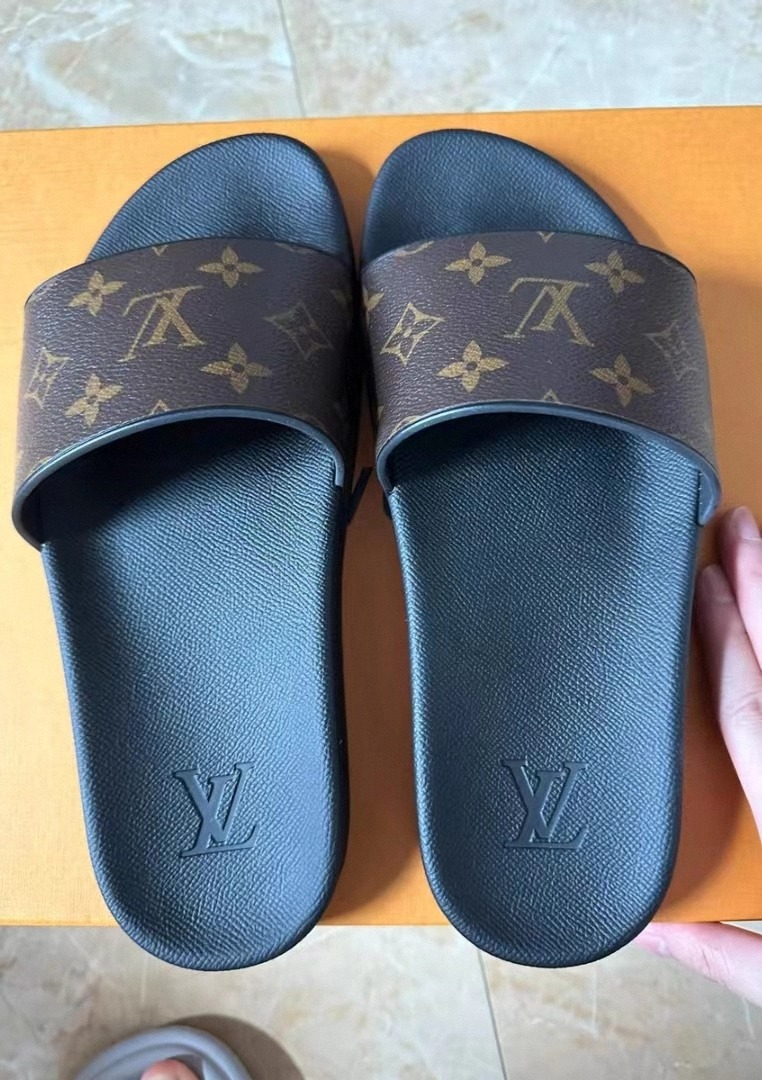 Louis Vuitton men's slippers size：43, Men's Fashion, Footwear, Flipflops  and Slides on Carousell