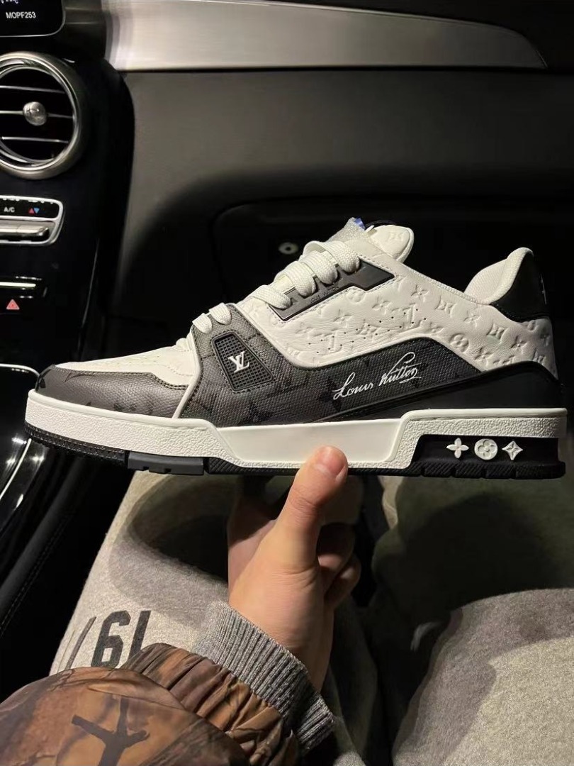 Louis Vuitton LV Trainer 2 Sneaker Grey. Size 05.0