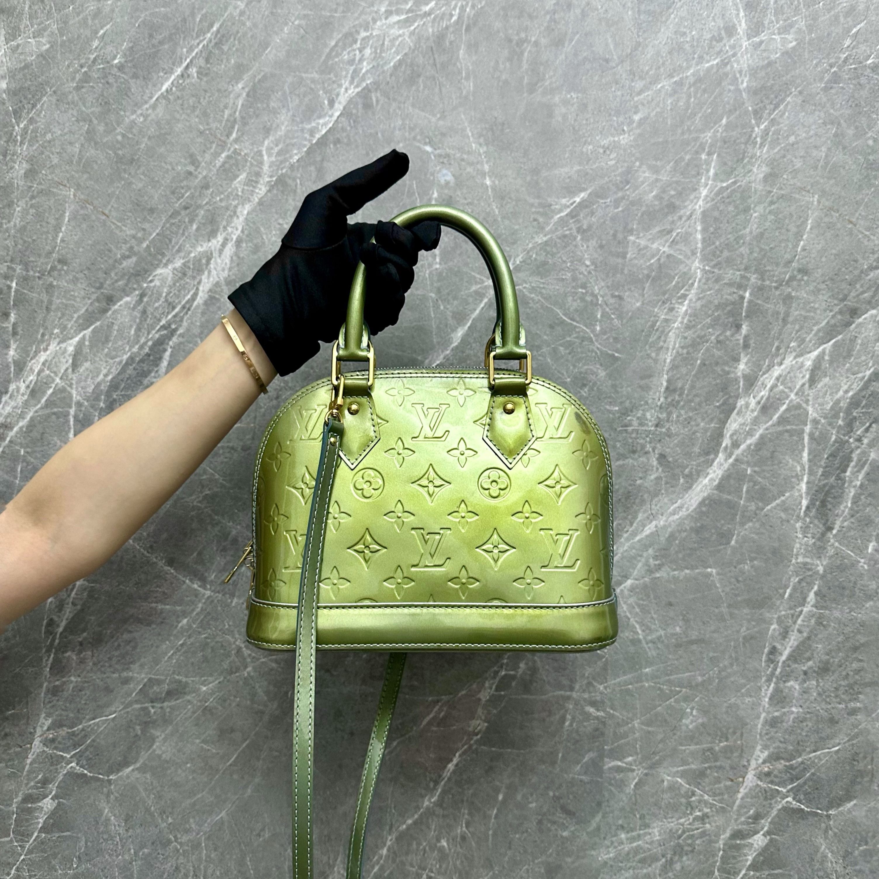 Louis Vuitton Alma BB Green Patent leather ref.788340 - Joli Closet