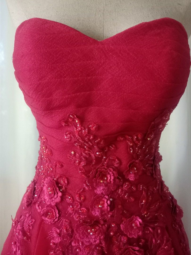 Maroon long trail gown (Category: Evening dresses & gowns) located in Cebu City. Submitted by mky1010 (Listing ID 1235048457, Image 3). Description: Unused pa po ito, it is elegant and simple but medyo extravagant din kasi long trail sya. it is maroon po though it looks red dahil sa lighting. (has minor tears which i can send a photo of) di naman visible. Lace back type. Fits extra small to small..