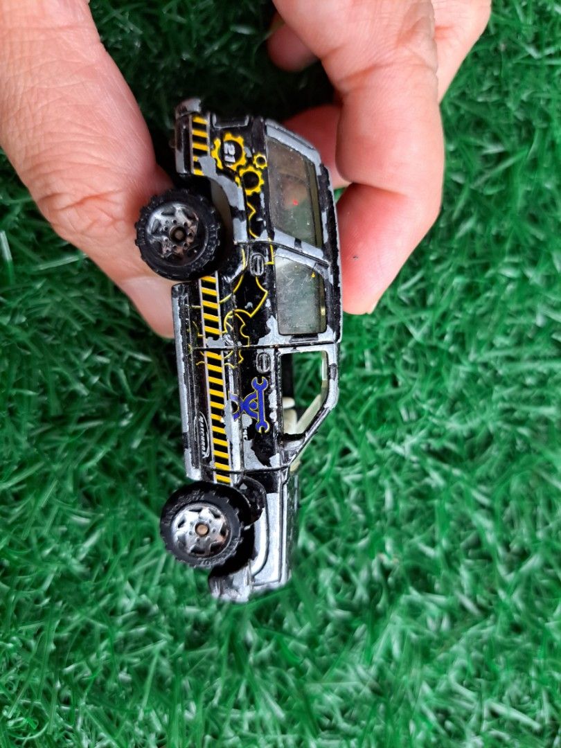 Matchbox Cadillac Escalade 2002 Mattel 1:68 (Category: Vehicle & Diecast Models) located in Quezon City. Submitted by threeboys09101126 (Listing ID 1251190888, Image 2). Description: Preloved.