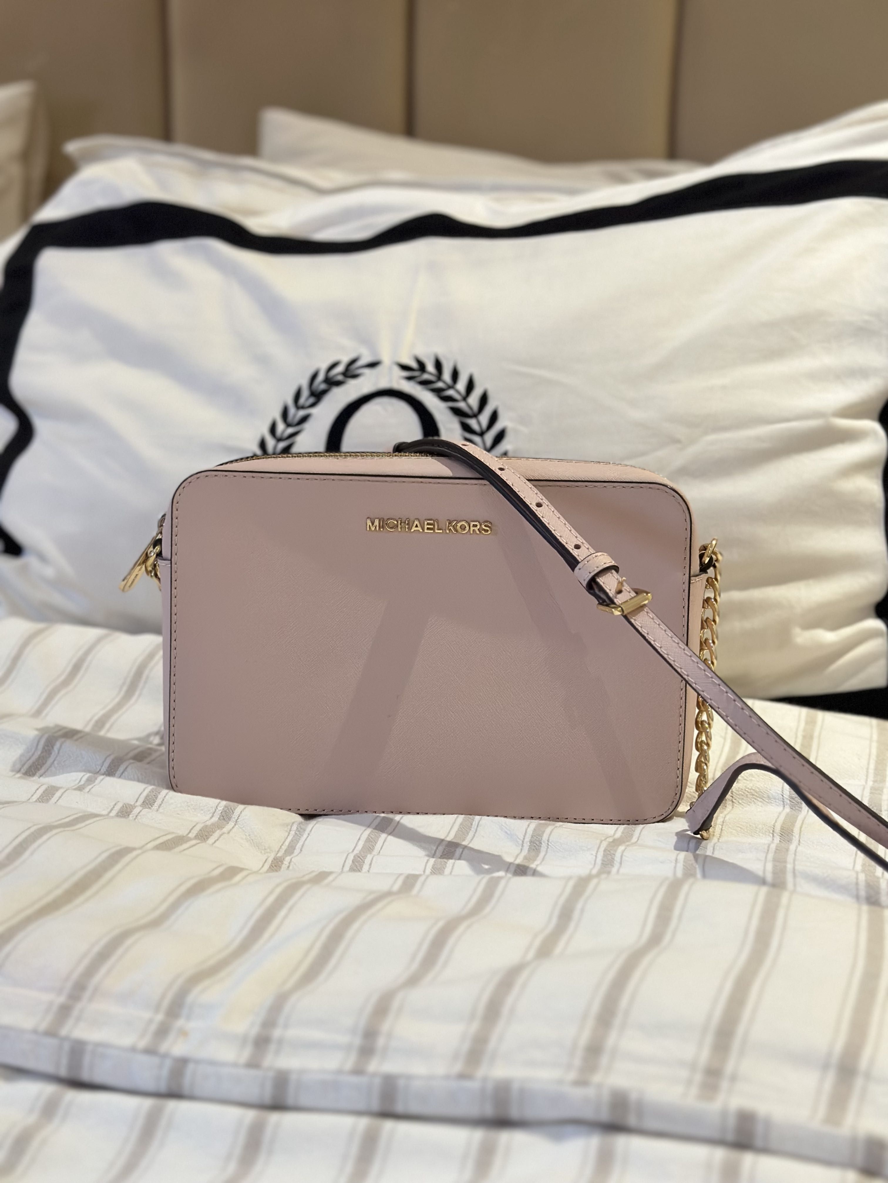Michael Kors Jet Set Shoulder Bag Cowhide Chain (Category: Luxury Bags & Wallets) located in Quezon City. Submitted by jptee18 (Listing ID 1251117670, Image 1). Description: Brand new Never used Bought in the US Original Price was $220 Pickup loc: New Manila QC Product Details COLOUR: Blush pink MATERIAL: Cow Hide SIZE: 24 cm long, 16.5 cm high and 6 cm wide PRODUCT DETAILS: -Gender:Female -Seller Sku:35T8GTTC9L POWDER BLUSH.