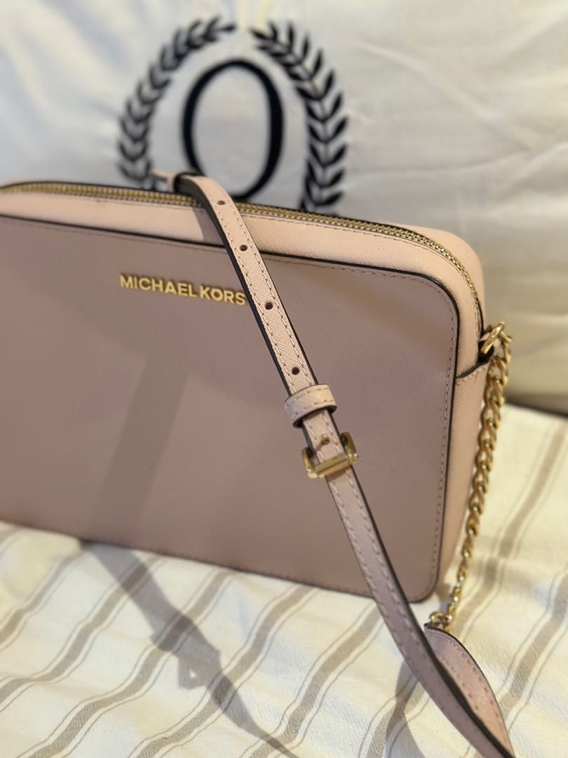 Michael Kors Jet Set Shoulder Bag Cowhide Chain (Category: Luxury Bags & Wallets) located in Quezon City. Submitted by jptee18 (Listing ID 1251117670, Image 3). Description: Brand new Never used Bought in the US Original Price was $220 Pickup loc: New Manila QC Product Details COLOUR: Blush pink MATERIAL: Cow Hide SIZE: 24 cm long, 16.5 cm high and 6 cm wide PRODUCT DETAILS: -Gender:Female -Seller Sku:35T8GTTC9L POWDER BLUSH.