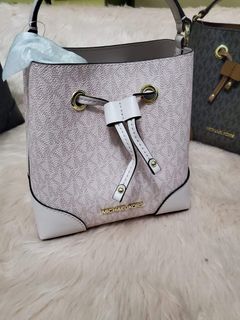 (Category: ) located in . Submitted by maiyasluxurybagshoppe (Listing ID 1251102867, Image 1). Description: .