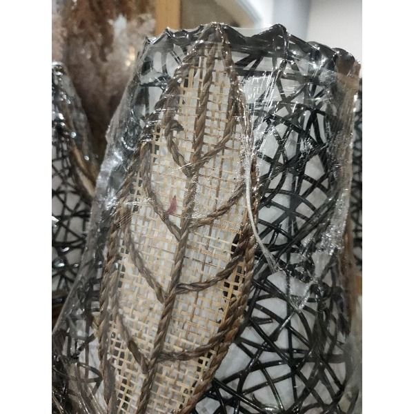 Native Handycrafts TableTop Lampshade (Category: Lighting) located in Malabon City. Submitted by njmanzano213 (Listing ID 1251205405, Image 2). Description: Made of nito vine Proudly made from te Province of Albay with on/swith also accept bulk order round - 550 spiral - 450.