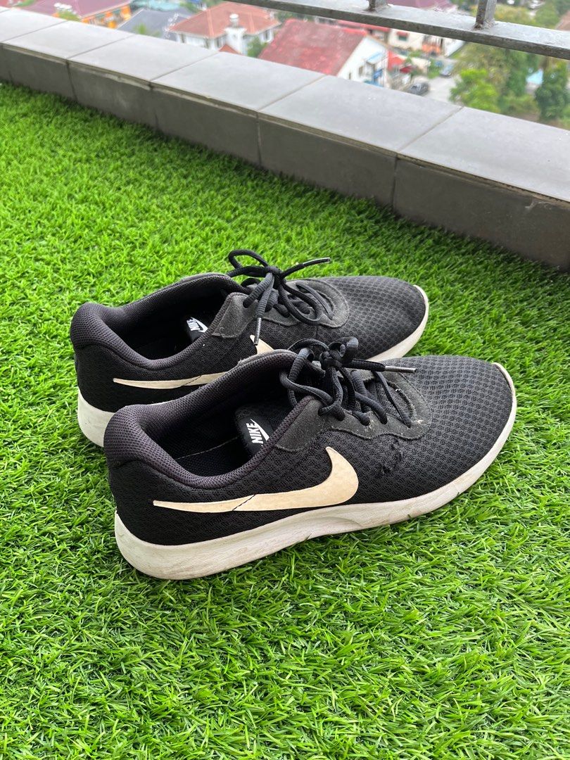 Nike tanjun hotsell on foot