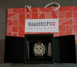 Swatch x Omega Bioceramic MoonSwatch Mission to Saturn, Men's Fashion,  Watches & Accessories, Watches on Carousell