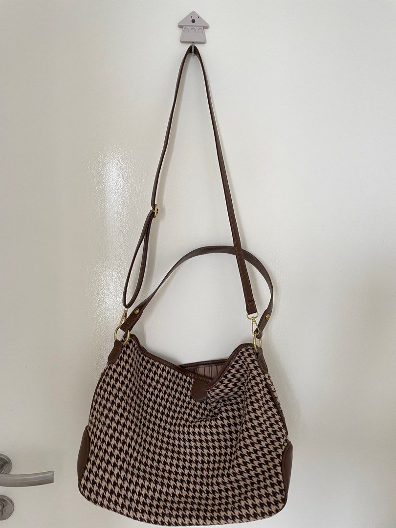 Branded sling sales bags under 1000