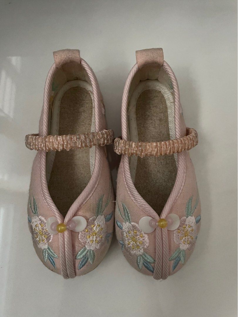 Oriental shoes and other footwear - price guide and values
