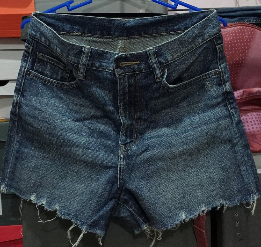 Uniqlo Boyfriend Denim Short Size25 on Carousell