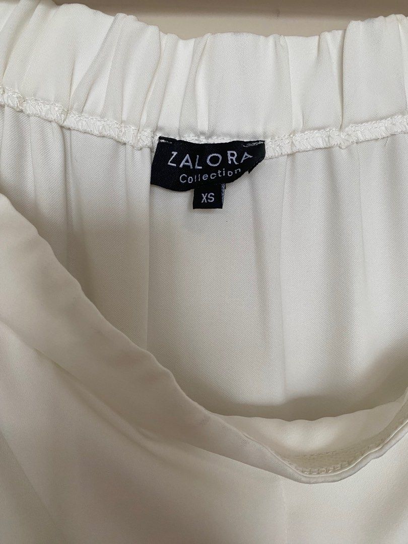 White Dress (Category: Dresses) located in Quezon City. Submitted by inxshop (Listing ID 1251258106, Image 2). Description: Off shoulder dress but can still be worn on top of the shoulders. Can fit XSmall to Medium frames.