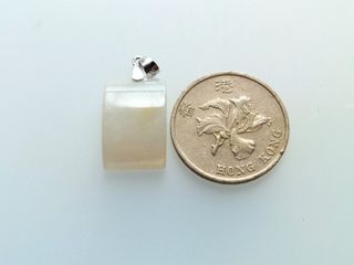 Only $150, natural A-grade Burmese jadeite with osmanthus pattern, 925 silver pendant. The actual item is more beautiful than the photos. Jade dimensions: (30.5mm long including silver clasp) 20.5x13x5.5mm. Photos taken with a mobile phone under natural light by the window, no photo editing or lighting used. The last photo is taken indoors with a mobile phone. Equally icy, moist and vibrant both indoors and outdoors. Looks very brightening and smooth when worn. First come, first served.64223199118339110