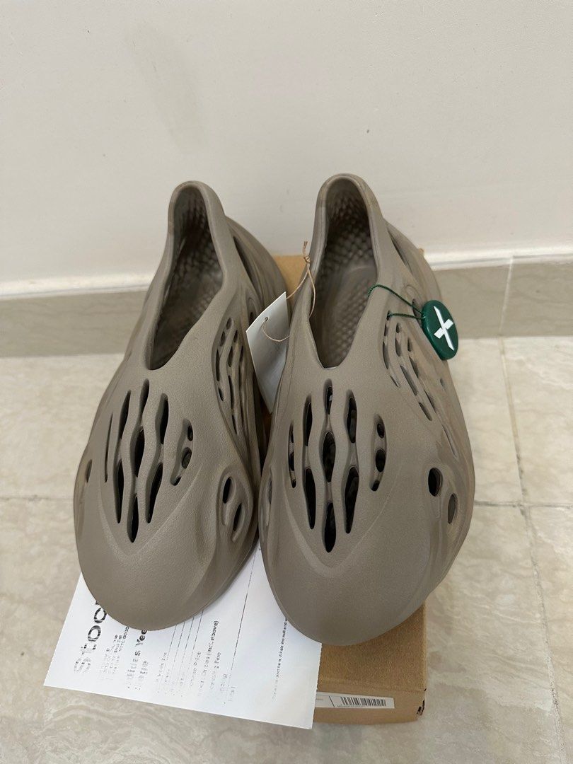 adidas Yeezy Foam RNNR Stone Sage, 女裝, 鞋, 波鞋  Carousell