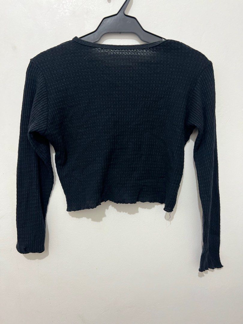 Black Crop Top (Category: Longsleeves) located in Sogod. Submitted by beeeeehhhh (Listing ID 1251456308, Image 2). Description: Size: S-M RFS: Declutter.