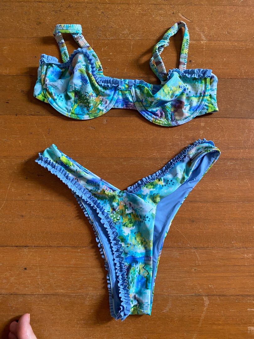 Blackbough set amelia secret garden (Category: Bikinis & Swimsuits) located in Muntinlupa City. Submitted by plsbuymyclothesplz (Listing ID 1251342341, Image 2). Description: Used twice Large top and bottom (runs small) Originally $55 for the top $50 for the bottom.