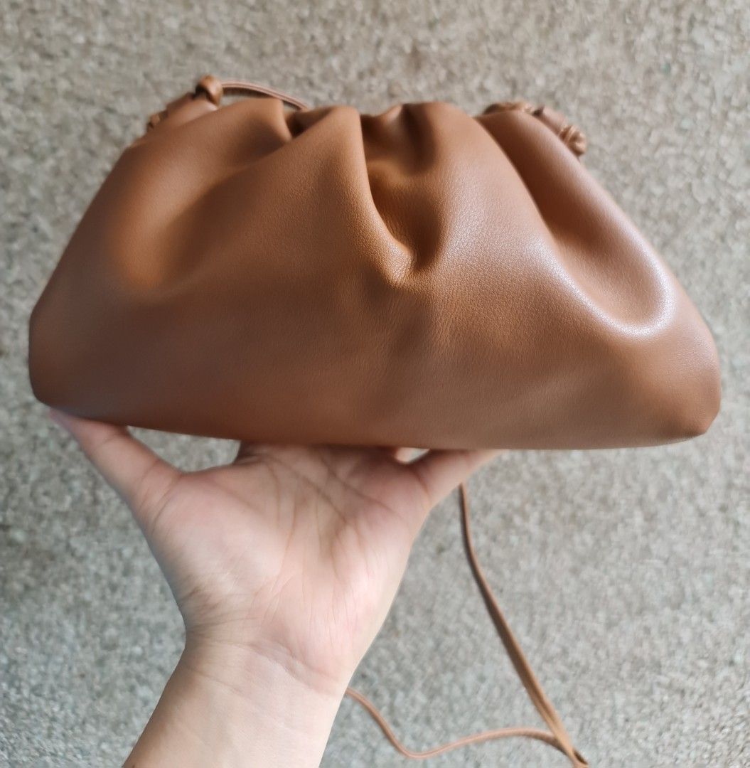 Bottega Veneta Sling (Category: Luxury Bags & Wallets) located in Butuan. Submitted by yangzzzverzosa (Listing ID 1240616905, Image 3). Description: signs of wear sa rubber lining in good condition small size.