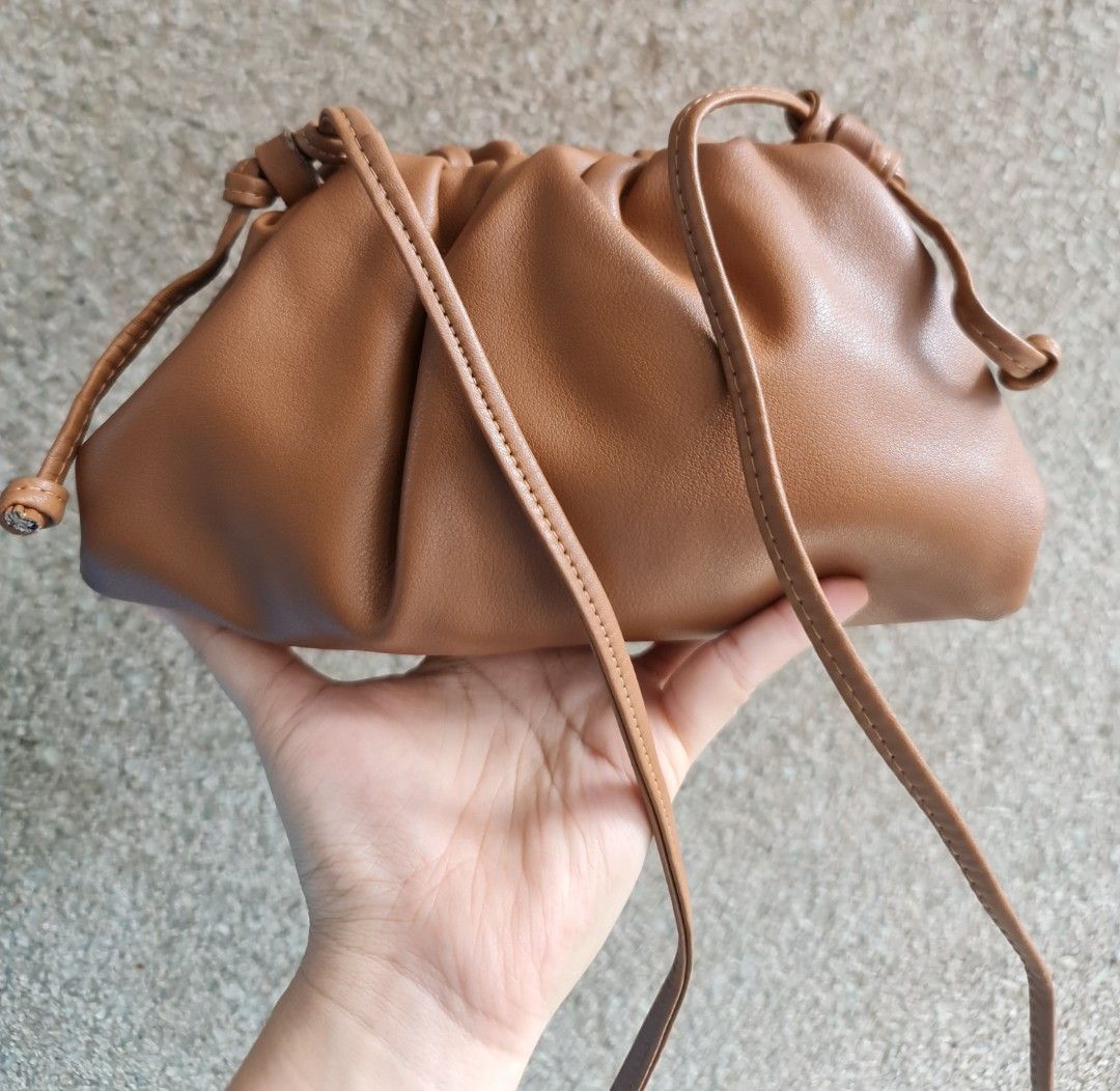 Bottega Veneta Sling (Category: Luxury Bags & Wallets) located in Butuan. Submitted by yangzzzverzosa (Listing ID 1240616905, Image 2). Description: signs of wear sa rubber lining in good condition small size.
