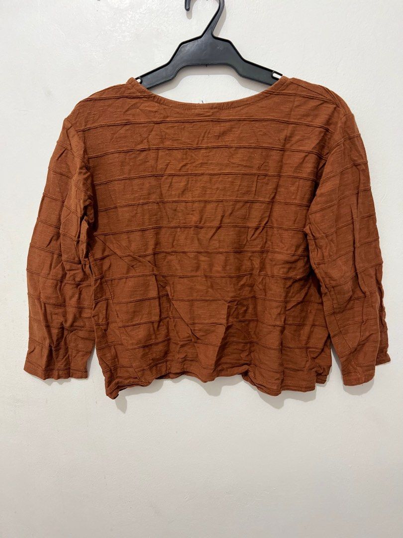 Brown LongSleeve Shirt (Category: Blouses) located in Sogod. Submitted by beeeeehhhh (Listing ID 1251456076, Image 3). Description: Size: S-M RFS: Declutter.