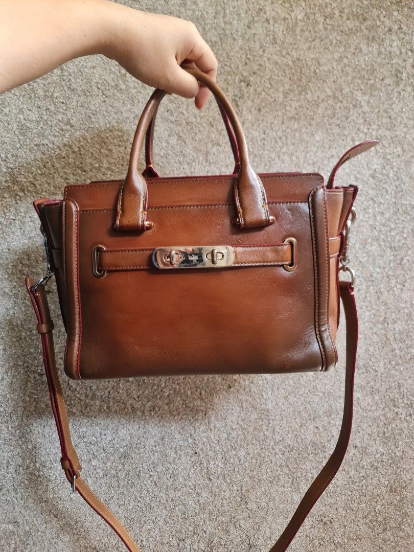Coach Swagger + free coach sling (Category: Luxury Bags & Wallets) located in Butuan. Submitted by yangzzzverzosa (Listing ID 1249927367, Image 2). Description: vguc condition nkplastic pa ung hardware free coach sling wallet.