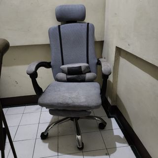 Computer chair with footrest