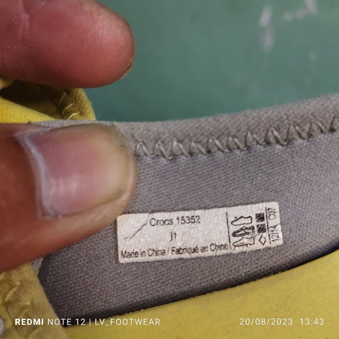 Crocs girls duet busy day light grey crocs 15352 size 35 Fesyen Wanita Sepatu di Carousell