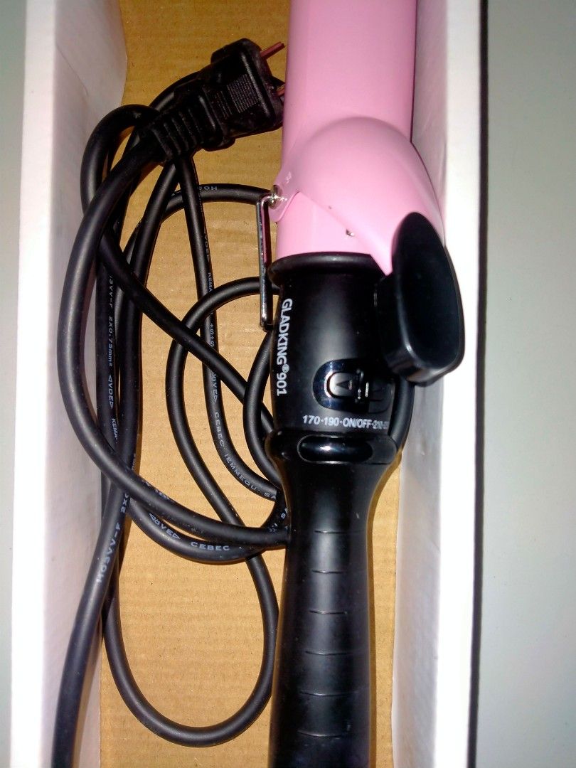 Plug in ged store curling iron pink