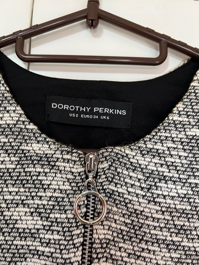 Dorothy Perkins Dress with pockets (Category: Dresses) located in Quezon City. Submitted by katguerrers (Listing ID 1251336010, Image 3). Description: Length: 33” With unnoticeable discoloration at the back (can be removed with wash).