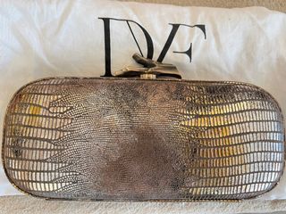 Diane Von Furstenberg DVF經典款金屬皮紋晚宴手拿包～也可以背