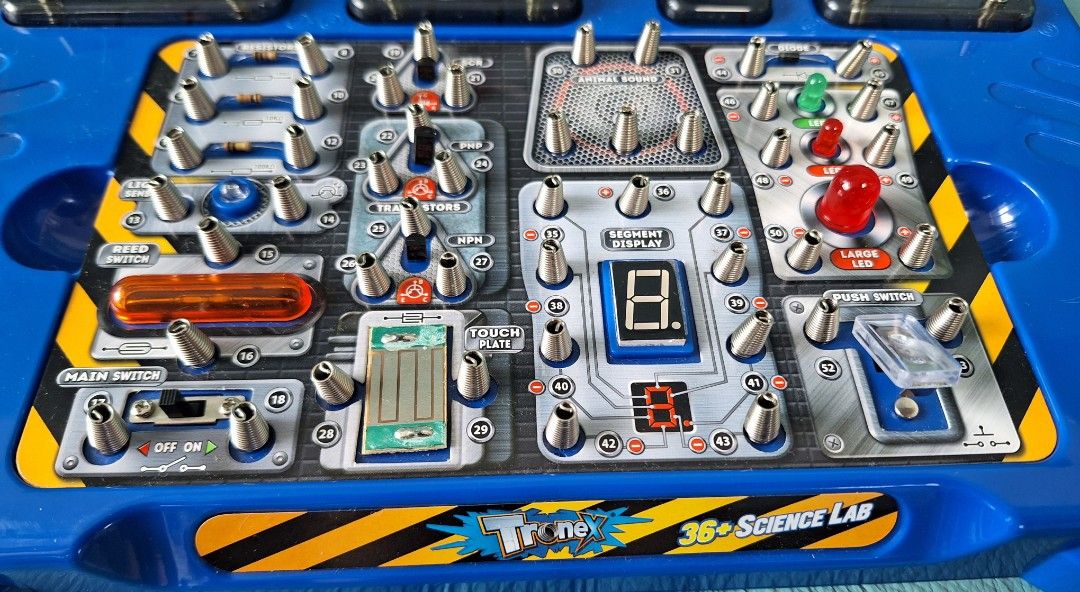 Electrics Sets （分類：益智學習玩具）位於 Hong Kong。 由 liverm2023 提交（商品編號 1251379129，圖片 6）。簡介： 電子及電力概念遊戲，適合八歲及以上小朋友，增加他們對電子及電力的興趣。。